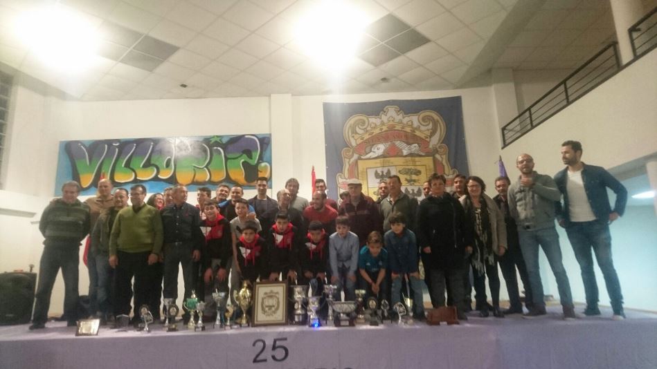 Foto familiar de los asistentes al acto en Villoria