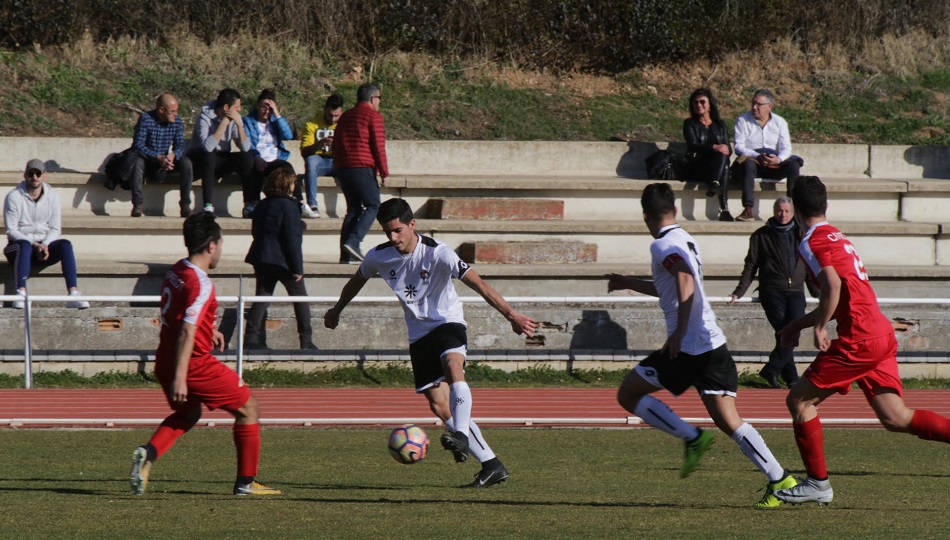 Ventura conduce el balón ante un jugador del Hergar B. Fotos: Alberto Martín