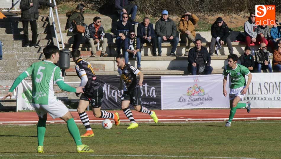 El jugador de Unionistas Cristo conduce el balón el pasado sábado en el partido ante el San José. Foto: Alberto Martín