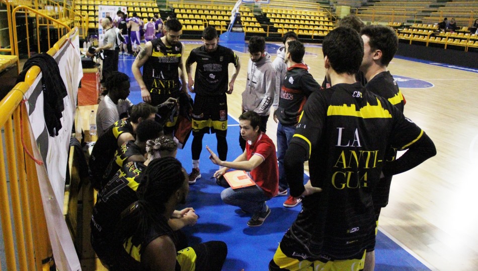 Uno de los tiempos muertos donde Merchante imparte instrucciones a sus jugadores