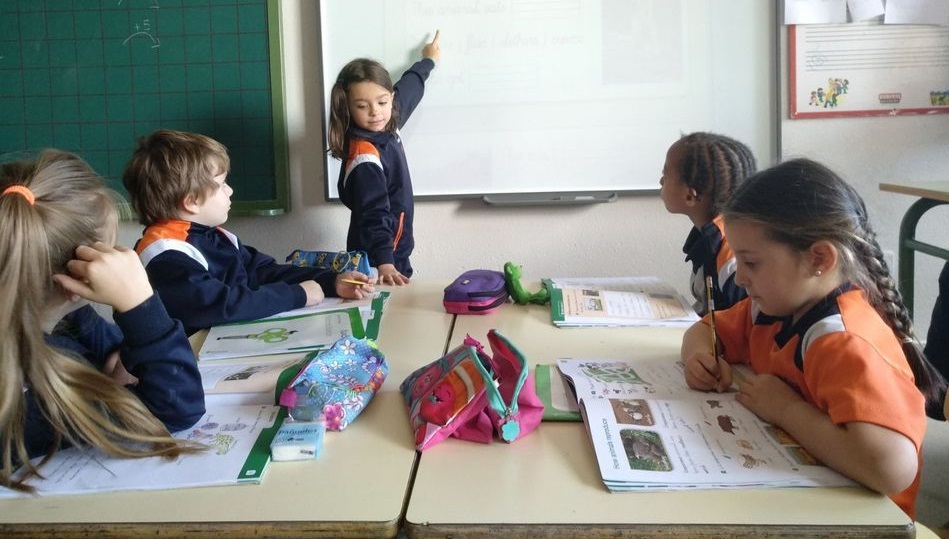 Varios alumnos utilizando las nuevas tecnologías.