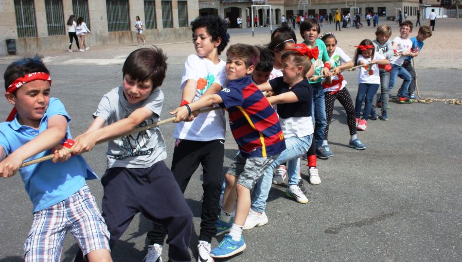 Unos niños juegan en el patio del colegio Marista de Salamanca