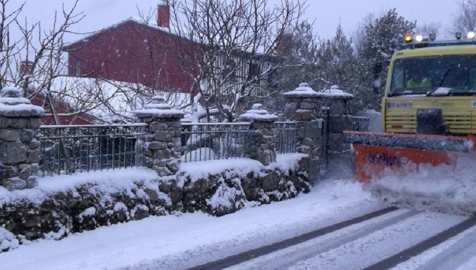 Una máquina quitanieves, durante las nevadas de Navidades en Guijuelo.