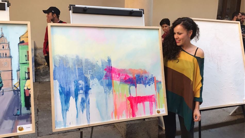 Cristina Aliste, con una de sus obras