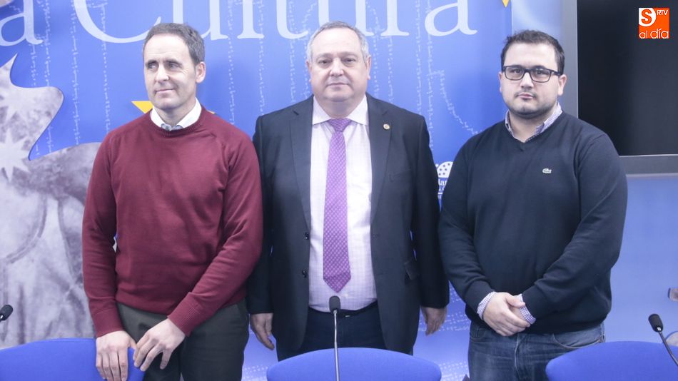 El director de la Banda Municipal de Música de Salamanca, Mario Vercher, y los solistas Jaime Jiménez y Rubén González. Foto de Alejandro López