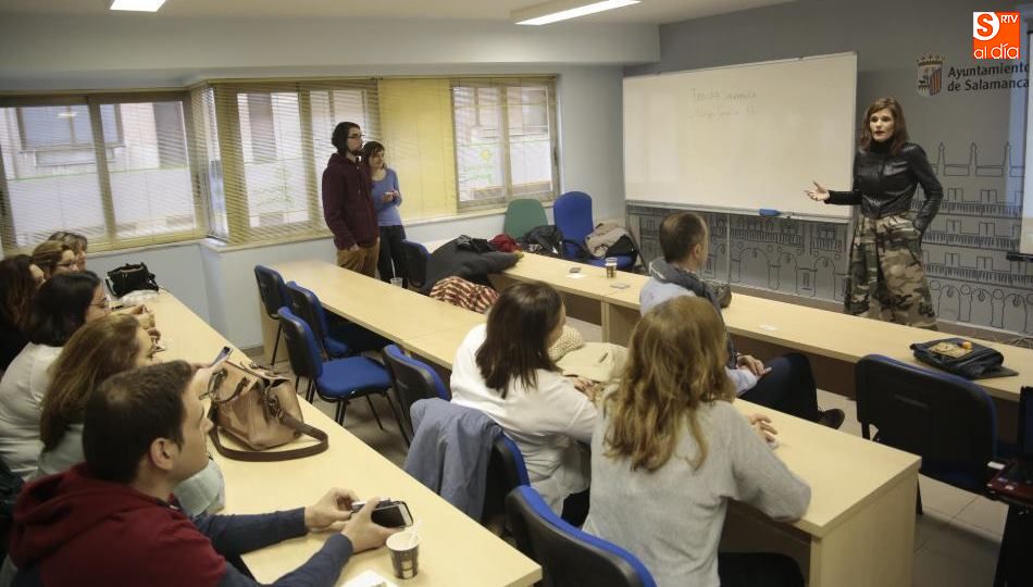 La concejala de Comercio, Consumo y Mercados, Almudena Parres, junto a los comerciantes que han acudido a este encuentro. Foto de Alejandro López