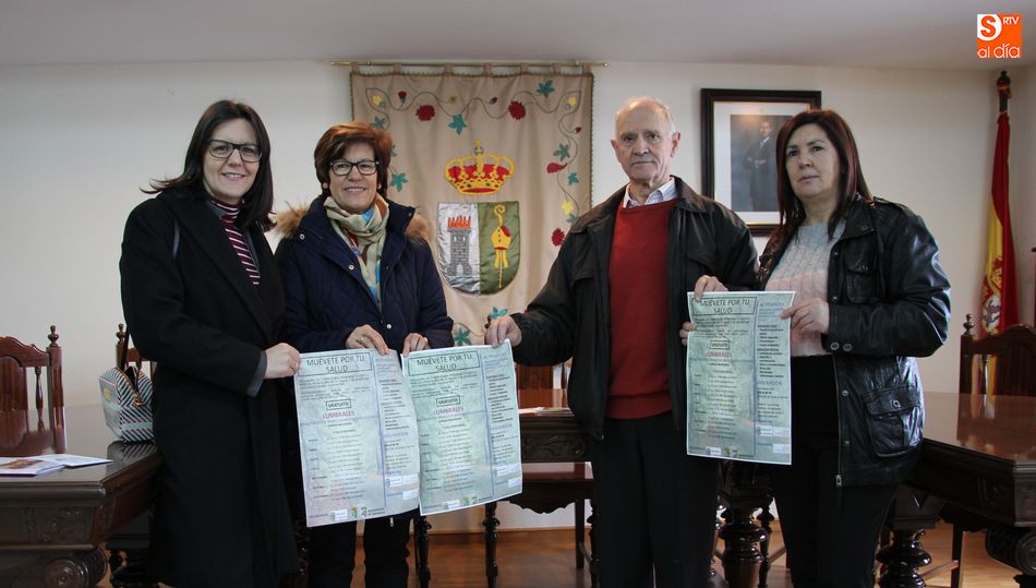 Pilar Rodríguez, vicepresidenta de Afibrosal, junto con el alcalde, Pedro Sánchez, en la presentación del programa en Lumbrales