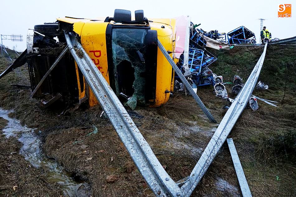 Aspecto de como quedó el vehículo tras salirse de la vía