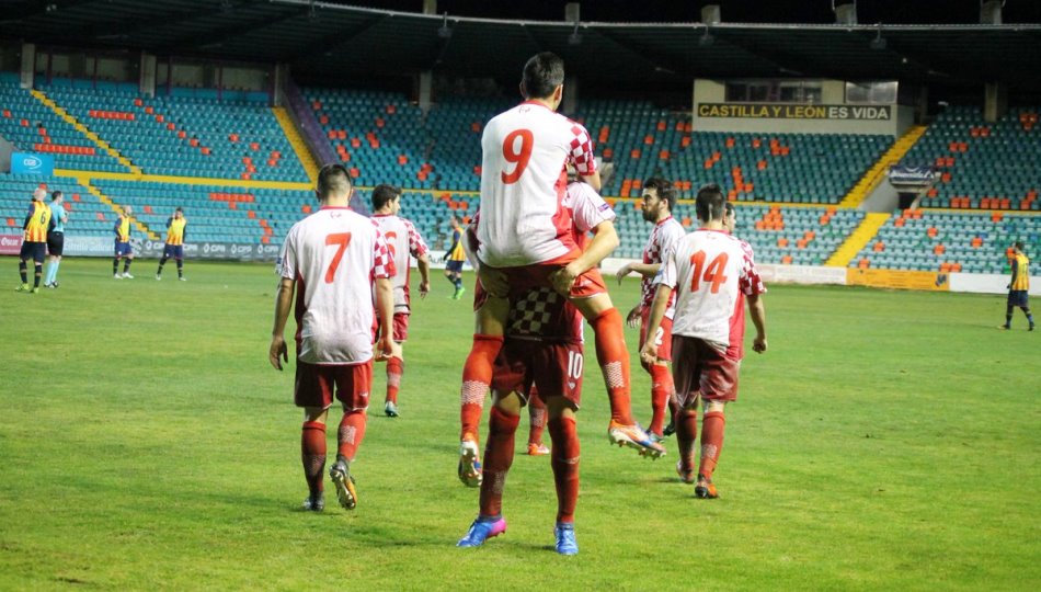 Los jugadores de Castilla y León celebran uno de los goles de la primera parte
