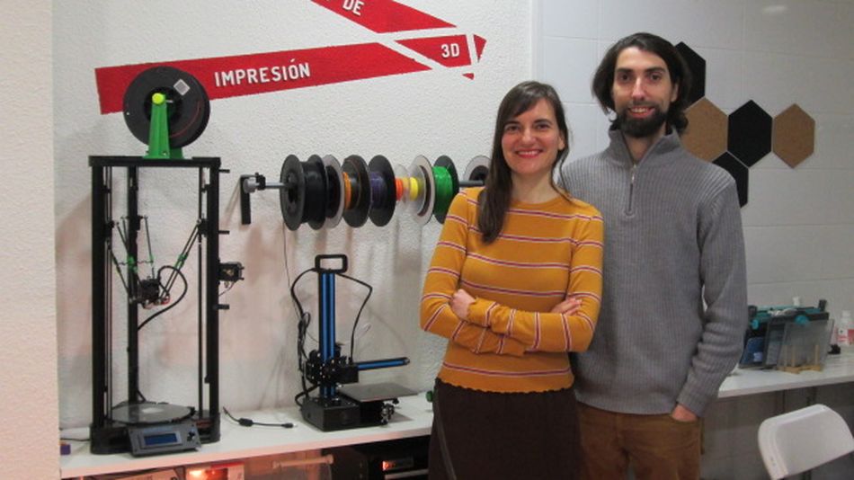 Silvia Cornejo Martín y Álex López Durán, responsables de FABLAB Salamanca