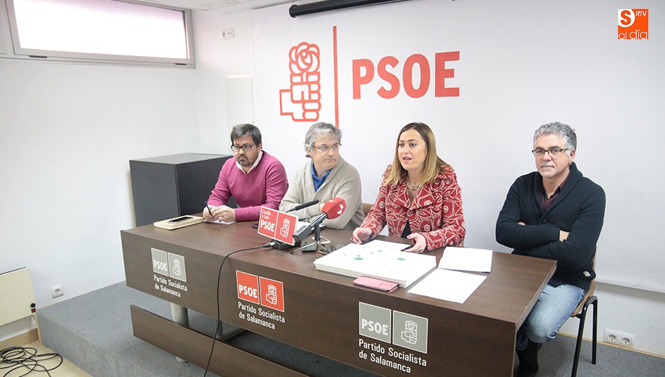 	La vicesecretaria general del Partido Socialista de Castilla y León, Virginia Barcones, en el centro, en la sede salmantina del PSOE