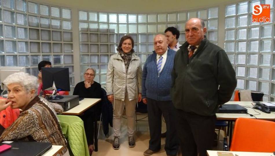 	La concejala de Mayores, Isabel Macías , en un acto con este colectivo