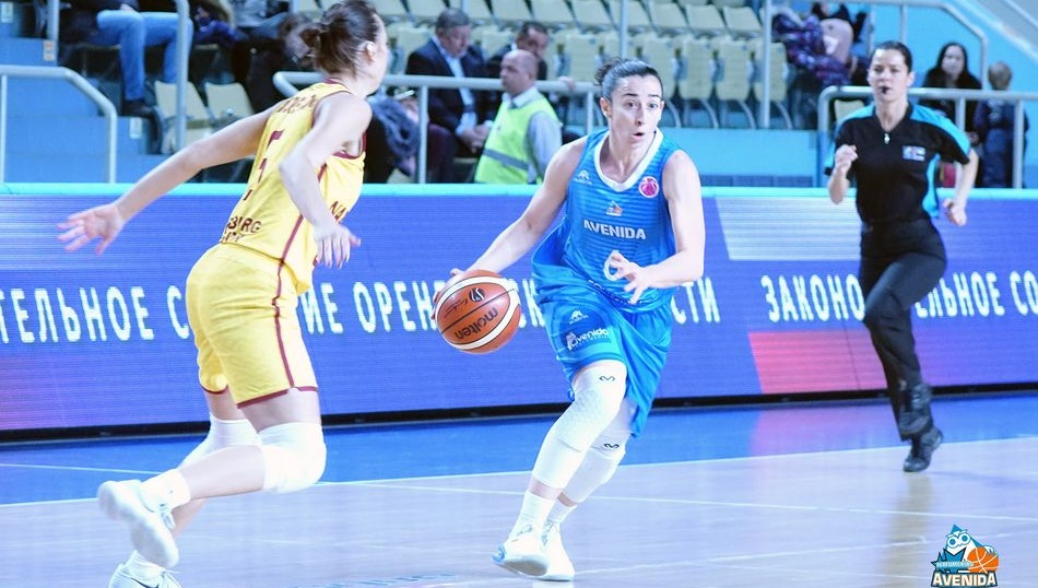 Silvia Domínguez avanza con el balón durante una jugada del partido. Fotos: Perfumerías Avenida
