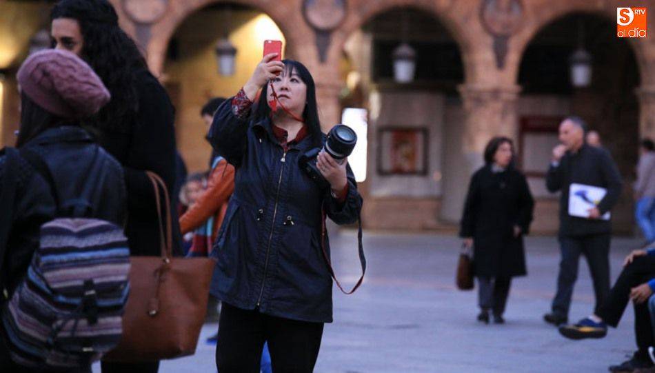 Una turista en la Plaza Mayor