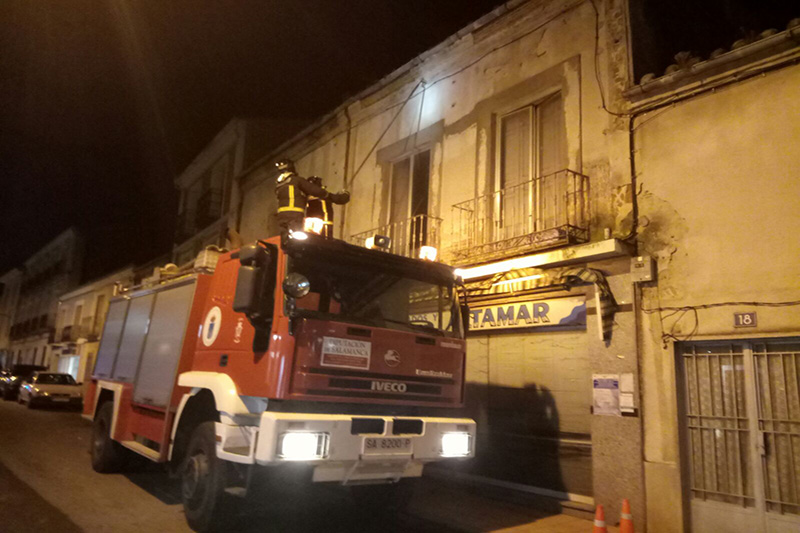 Los Bomberos retiraban este jueves la cornisa de un antiguo edificio de la calle Nuestra Señora