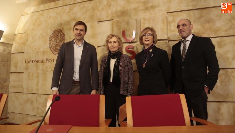La rectora, Mirian de las Mercedes Cortés Diéguez; entre el presidente de Asociación Club Rotary Salamanca, Florencio Prado Prieto, y la presidenta de la Asociación Rotary Club Salamanca-Plaza Mayor, Marina Cordón