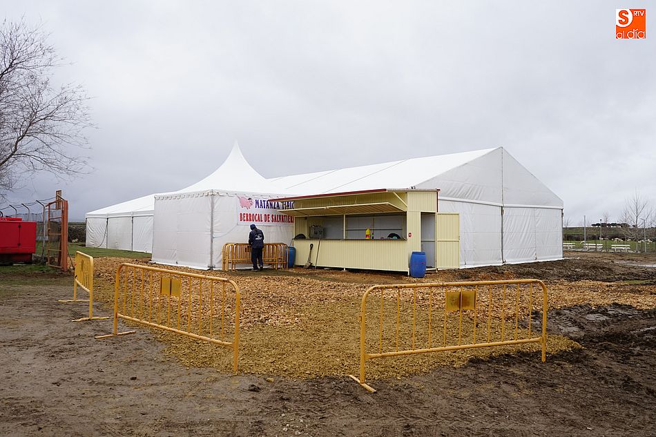 La carpa se ha instalado junto a la parada de autobús en la travesía de Berrocal de Salvatierra