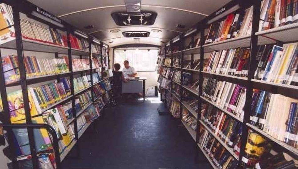 El servicio de bibliobús acerca la lectura a los municipios con menos de 2.000 habitantes