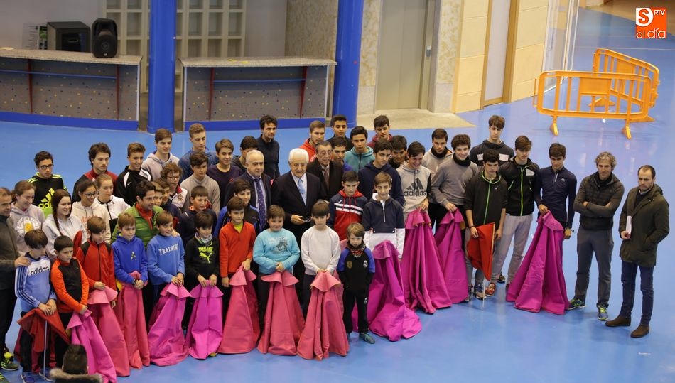 Su Majestad posa con los alumnos y responsables de la Escuela en la Plaza del Pabellón Central. Fotos: Alberto Martín