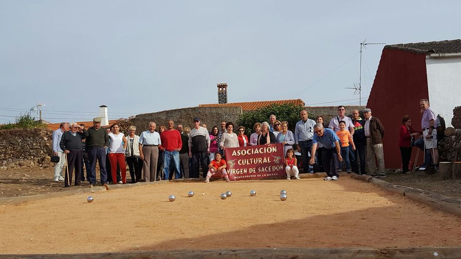 Los miembros de la asociación disfrutan de actividades de ocio en el recuperado Huerto del cura