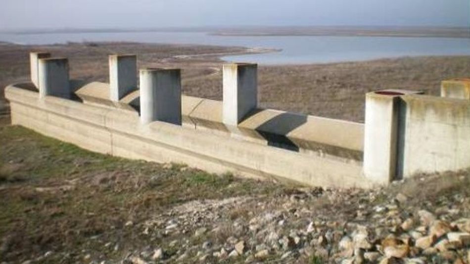 Imagen del azud desde la parte superior, en el aliviadero.