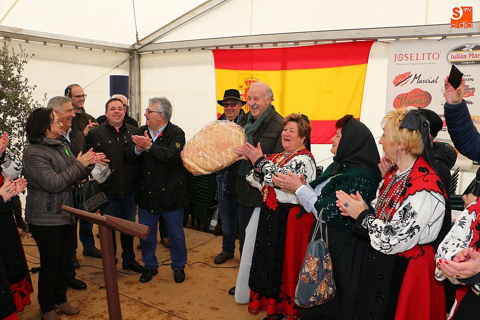 El público abarrota la carpa de la matanza y vence a los elementos