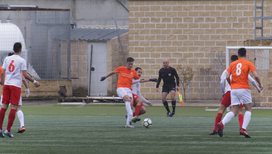 Un jugador del Ciudad Rodrigo aguanta el balón ante la presión de un tormesino. Fotos: Alberto Martín