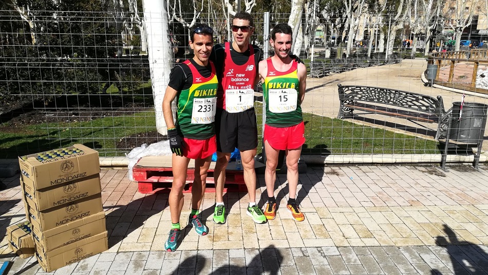 Sánchez, Alves y Roade, tras entrar en meta. Fotos: Alejandro López