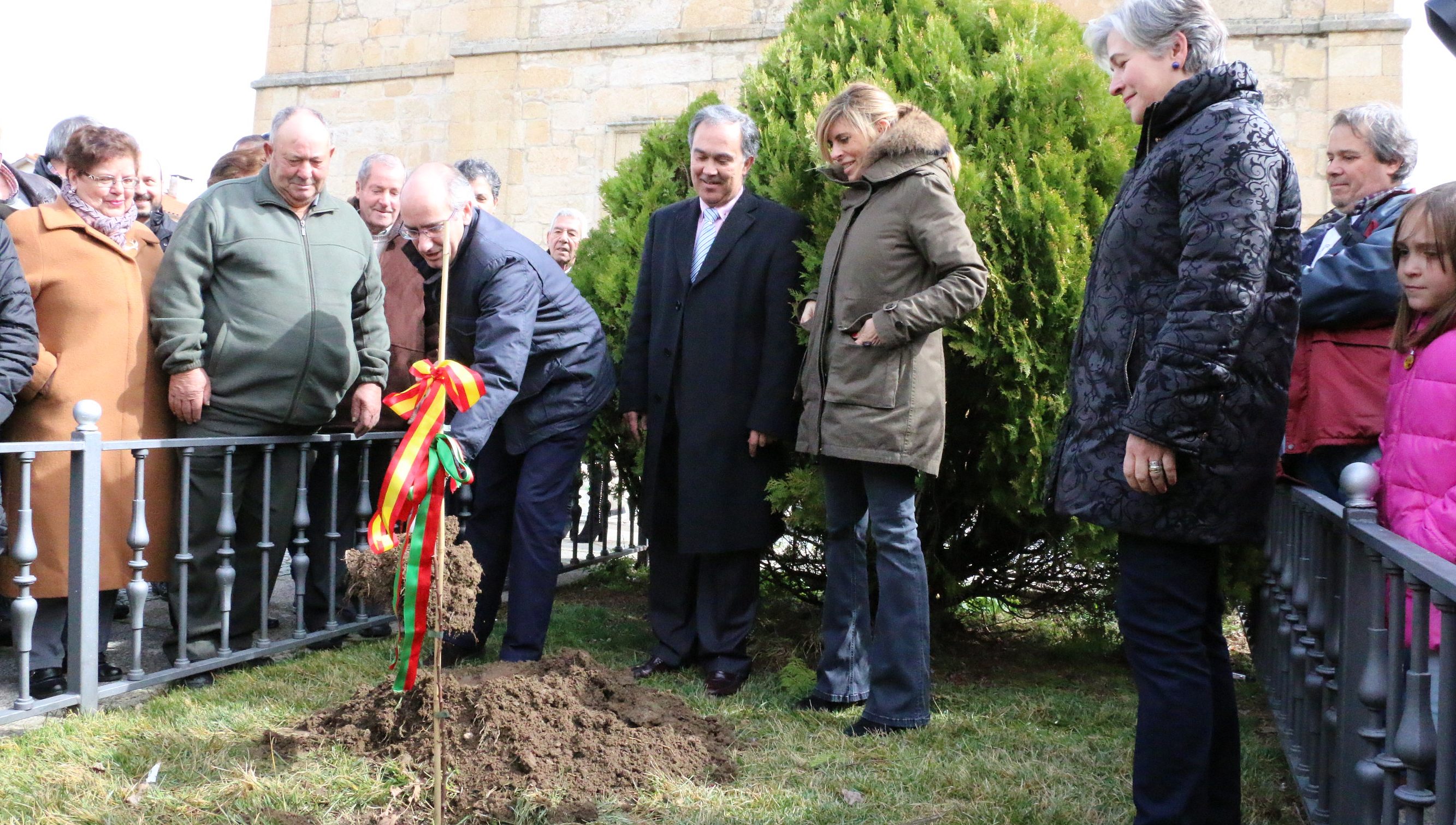 El presidente de la Diputación echaba la palada de tierra sobre el almendro en la plaza de La Fregeneda / MARIBEL SÁNCHEZ