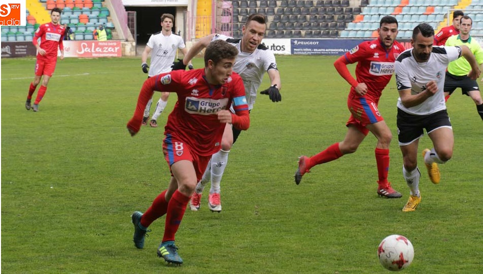 Villalobos y Murci persiguen a un rival en un lance del partido. Fotos: Alberto Martín