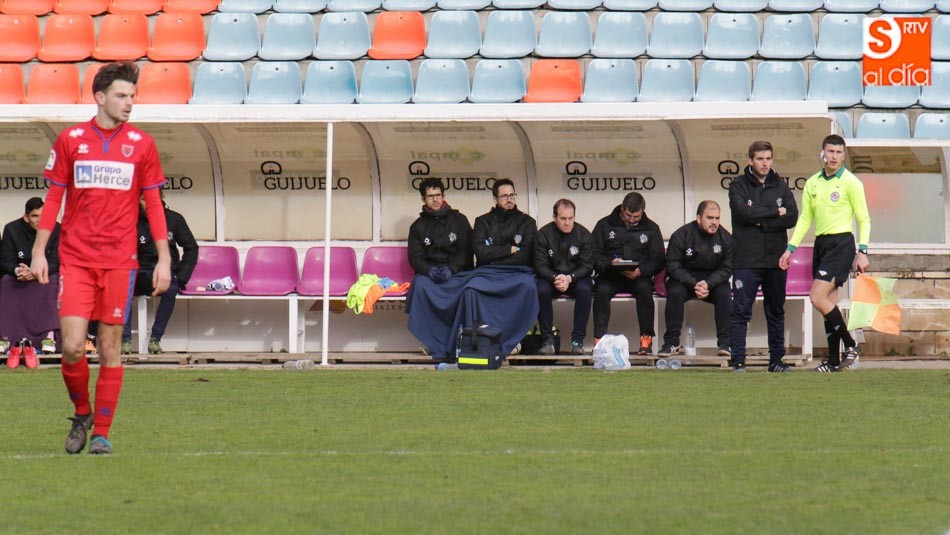 Pablo Cortés, entrenador del CF Salmantino UDS, a la derecha
