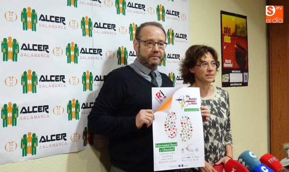Carmelo Martín, presidente de Alcer Salamanca, junto a la doctora Nélida Elena Balboa