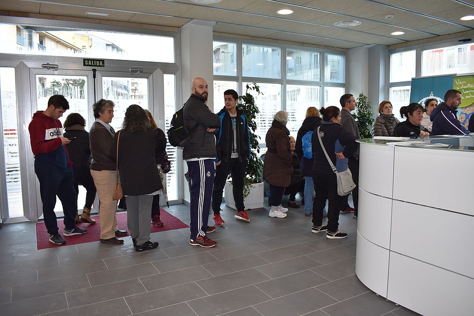 Numeroso público se interesa por el recién inaugurado centro deportivo de Guijuelo