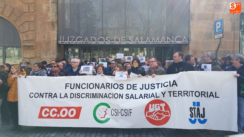 Protesta de los funcionarios de Justicia a la puerta del Juzgado