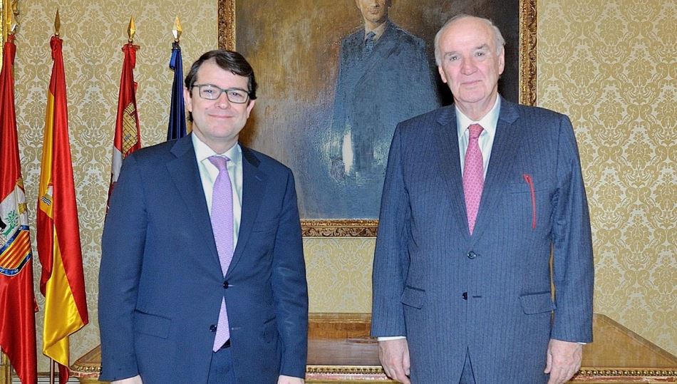 Alfonso Fernández Mañueco y José Antonio Belaunde, en el salón de recepciones