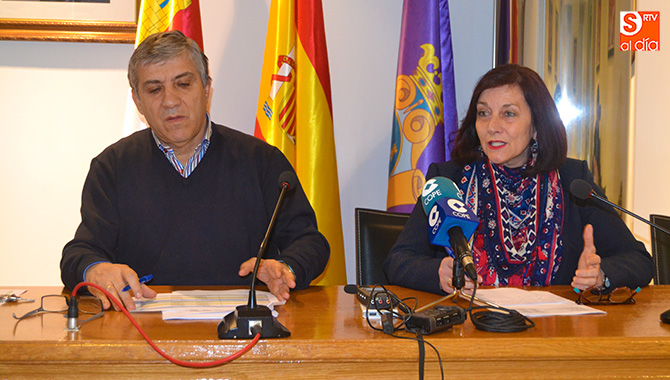 La alcaldesa de la ciudad, Carmen Ávila, y el concejal de Economía Isidro Rodríguez  presentaban los datos de la liquidación del presupuesto 2017