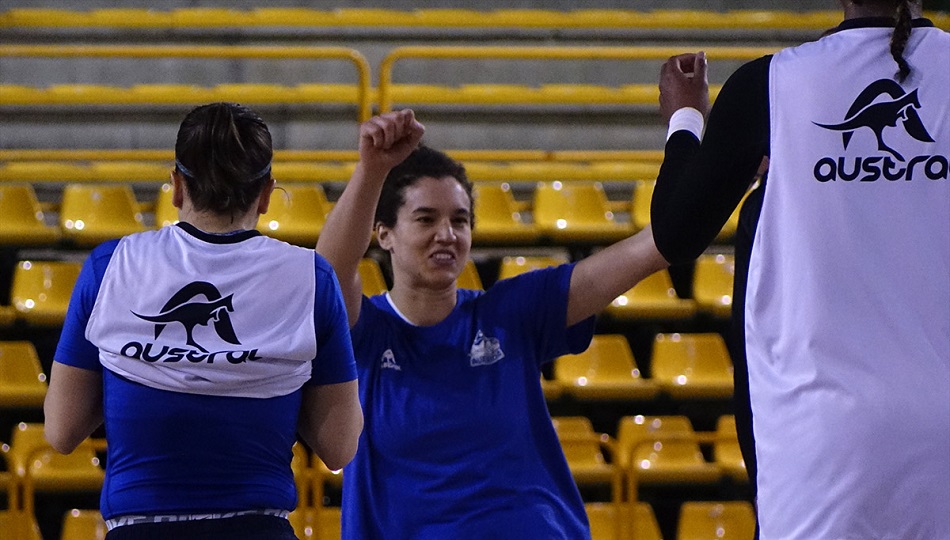 Nicholls bromea con sus compañeras durante un entrenamiento. Foto: Perfumerías Avenida