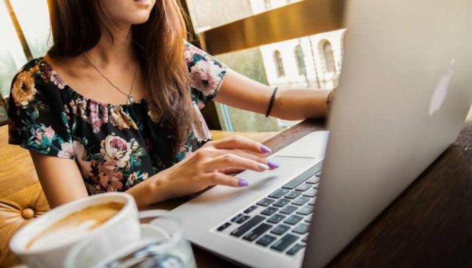 Una mujer trabaja desde casa con su ordenador portátil