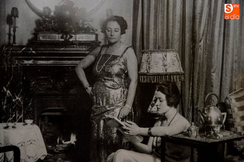 Inés Luna junto a su madame / FOTO TOMADA DE LA ORIGINAL EN EL ARCHIVO HISTÓRICO PROVINCIAL