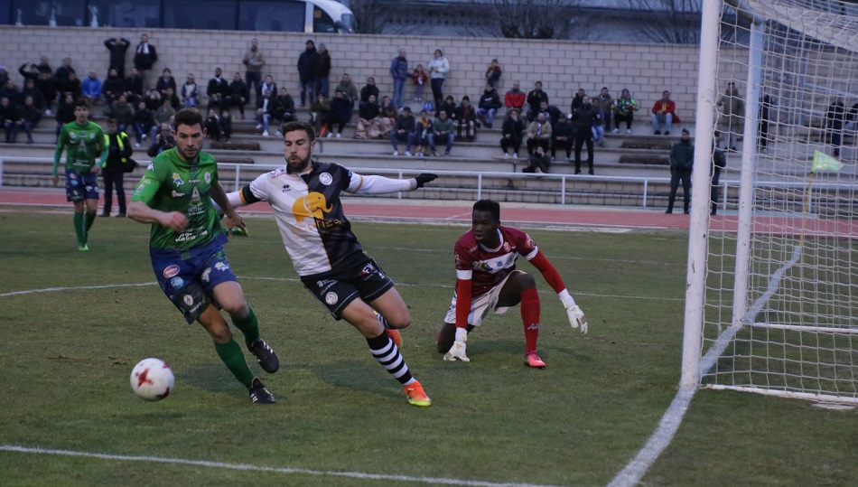 Manjón disputa un balón con un rival del Astorga ante la atenta mirada de Samu. Fotos: Alberto Martín