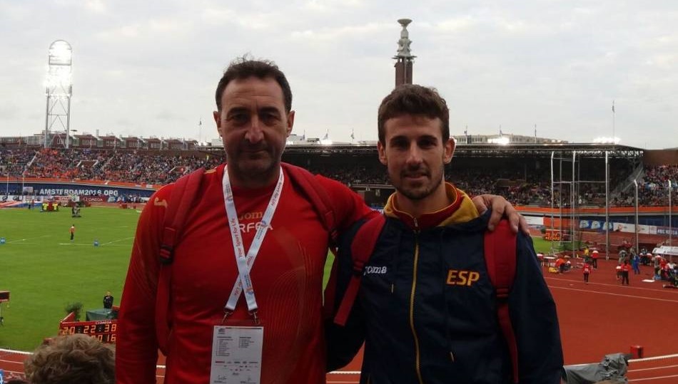 Álvaro de Arriba (derecha), junto a su entrenador, Juan Carlos Fuentes, en el Europeo de 2016.