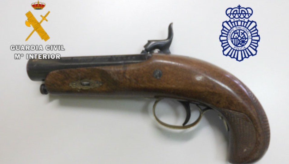 Pistola que llevaba el detenido
