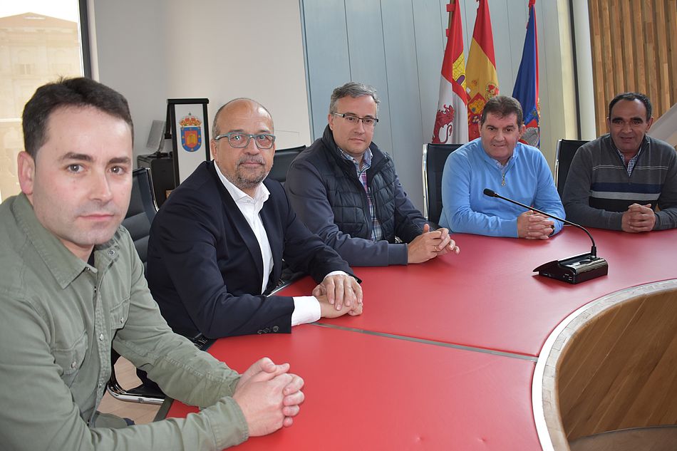 El Ayuntamiento fue escenario de la reunión entre los representantes municipales de Guijuelo y Jabugo