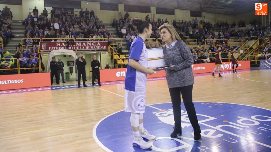 Salgueiro entrega la placa a la capitana, Silvia Domínguez. Foto: Alejandro López
