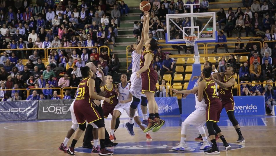 Un instante del salto inicial del partido. Fotos: Alejandro López