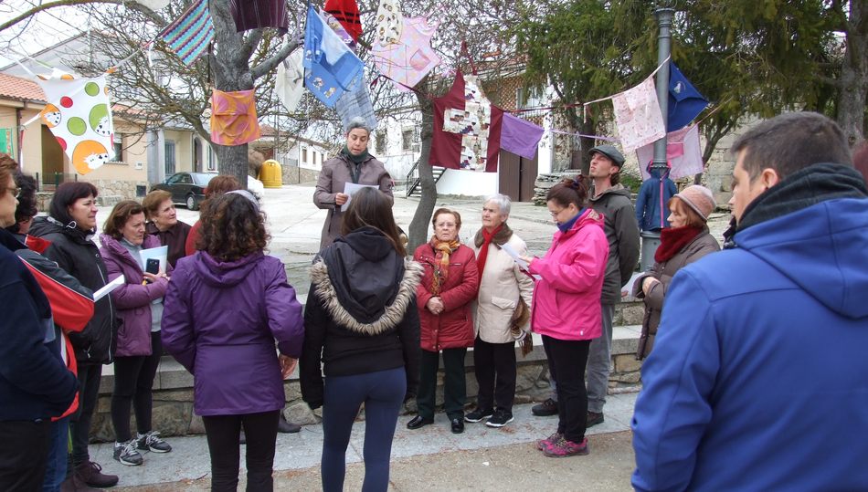 Los vecinos de Monleras se suman a los actos reivindicativos por la igualdad de las mujeres  