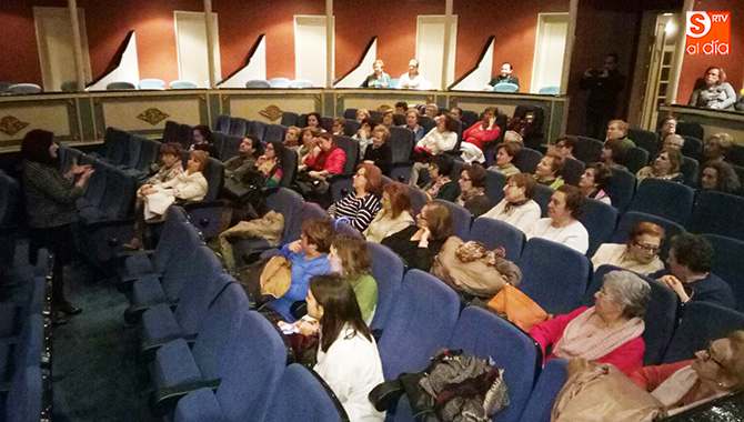 La alcaldesa de la ciudad, Carmen Ávila, realizaba un llamamiento a la igualdad antes de la proyección de la película Las Sufragistas