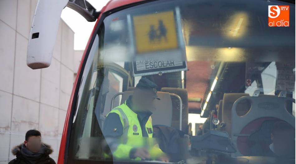 La Guardia Civil realiza controles periódicos de los autobes escolares. Foto de Alberto Martín