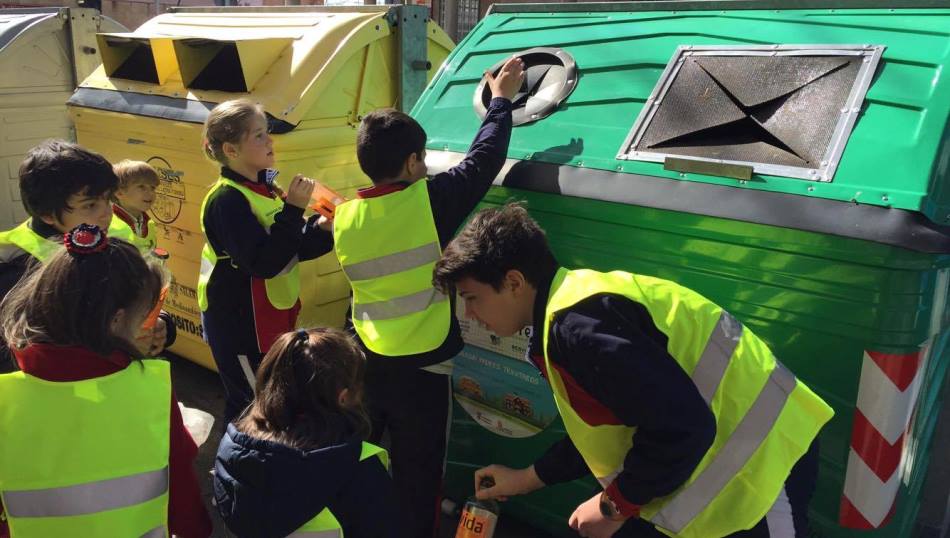 Escolares salmantinos en una actividad de promoción del reciclaje