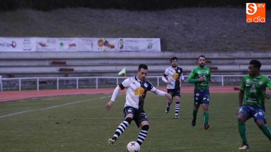 Piojo conduce el balón en el partido ante el Astorga.
